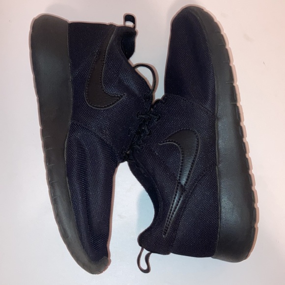 2 for $30 Nike Shoes Roshe One Casual Shoes Black Unisex Big Kids Size 5Y - Picture 5 of 8